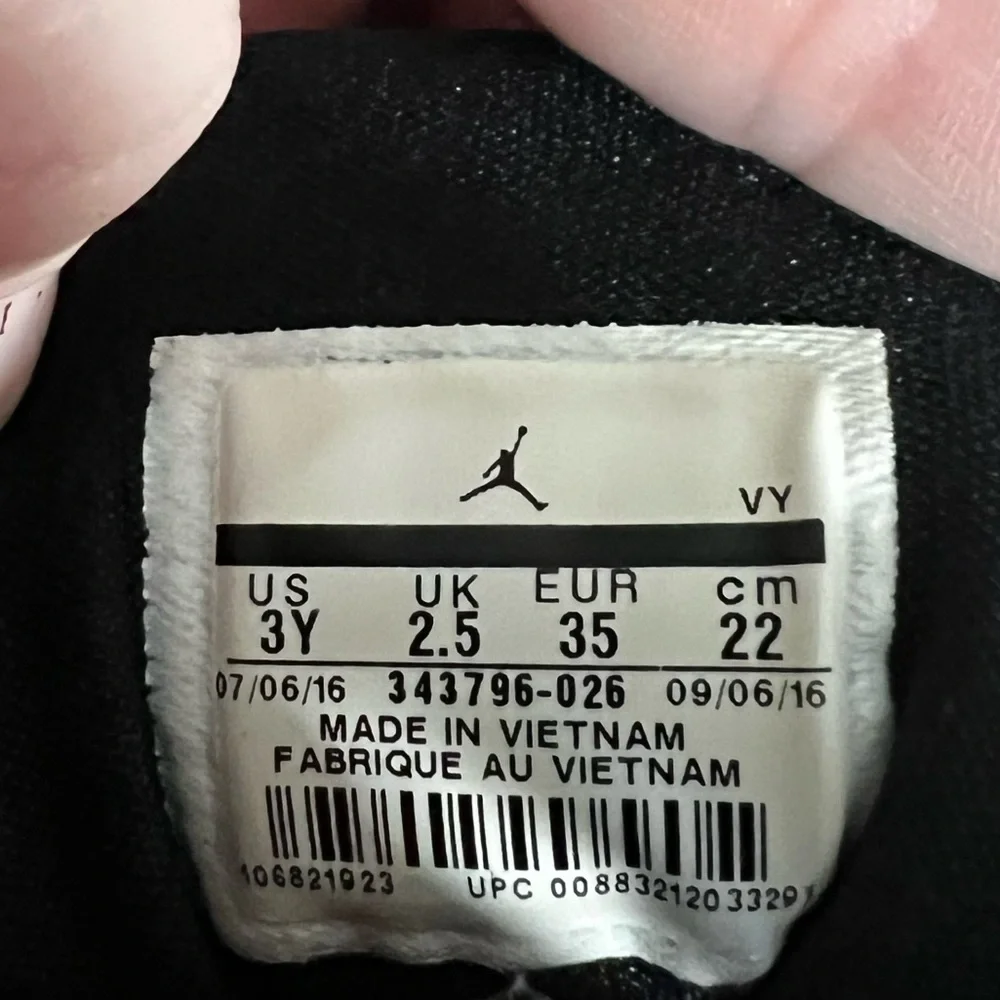 ✨Nike‎ Jordan True Flight youth size 3 Black and gold.
